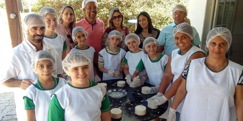 Alunos de escolas públicas aprendem sobre a fabricação do Queijo Minas Artesanal