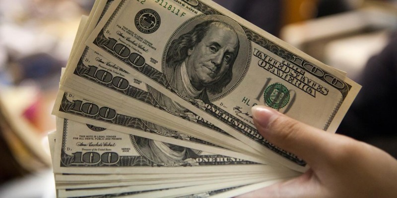 Dólar encerra em alta ante real com correção, antes de pesquisa eleitoral