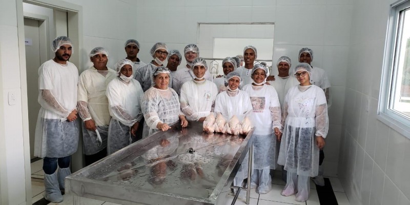 Produtores de frango caipira do Triângulo se preparam para receber selo do programa Certifica Minas