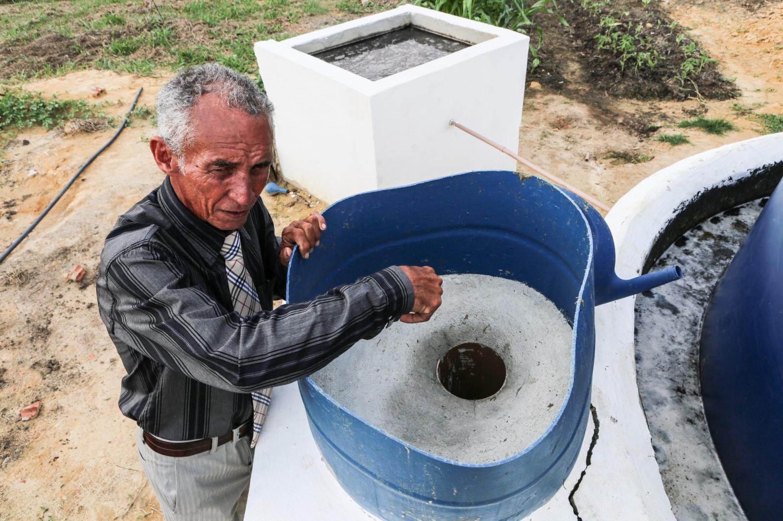 Tião Viana visita experiência de biodigestor em Cruzeiro do Sul