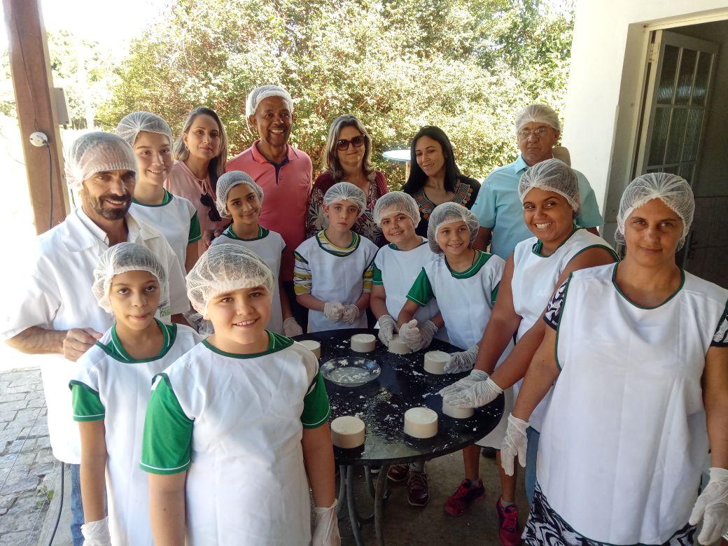 Alunos de escolas públicas aprendem sobre a fabricação do Queijo Minas Artesanal