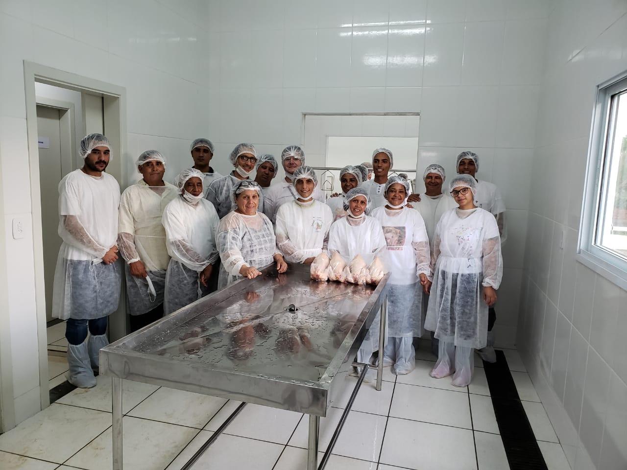 Produtores de frango caipira do Triângulo se preparam para receber selo do programa Certifica Minas